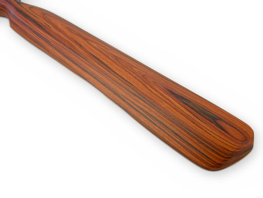 Gewölbte Schlagfläche aus rötlich-braun gemasertem Holz im Detail