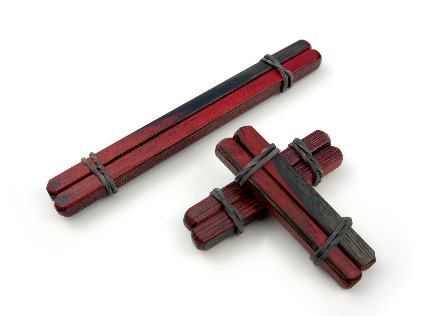 Rotes und schwarzes Klemmenset aus Holz mit Brustwarzenklammern und Zungenklemme