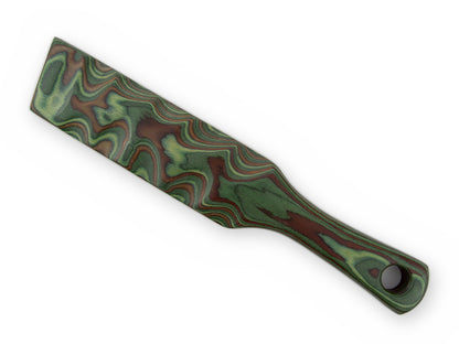 Leichtes Spanking Paddle in Grün und Braun mit sanfter Tarnstruktur