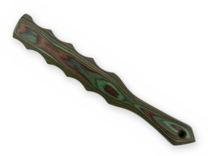 BDSM Paddle in Grün und Braun mit gewölbter Seite und seitlichen Zacken