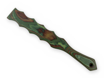 Leichtes Holz-Paddle mit flacher Schlagseite und seitlichen Zacken