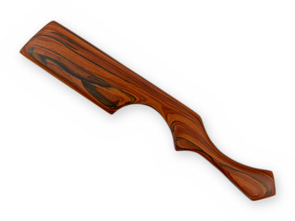 Leichtes SM Paddle mit sanfter Wölbung und markanter Einbuchtung