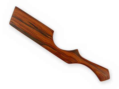 Rötlich-braunes Holz-Paddle mit flacher Schlagseite