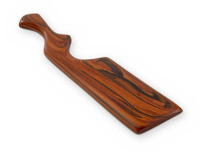 Gewölbte Seite und Einbuchtung des braun gemaserten Paddles