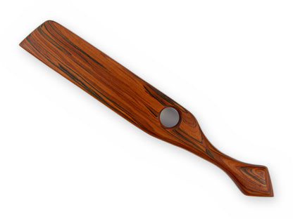 Massives Holz-Paddle mit flacher braun gemaserter Seite