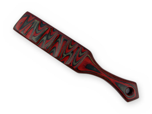 Rot-schwarzes Spanking Paddle mit ausgearbeiteter Wellenstruktur von oben
