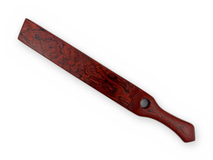 Langes rotes Holz-Paddle mit feinen schwarzen Linien und flacher Rückseite
