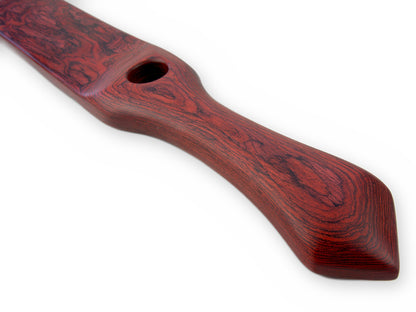 Roter Griff mit schwarzen Linien und abgerundeter Spitze