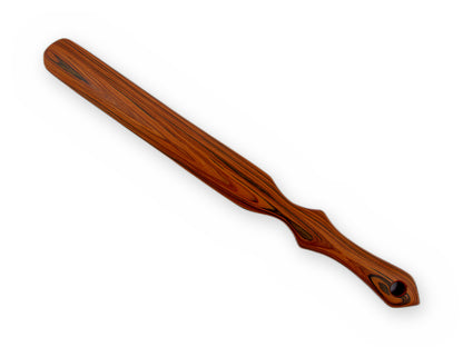 Klassisches Spanking Paddle mit gewölbter Schlagseite in rötlich-brauner Maserung