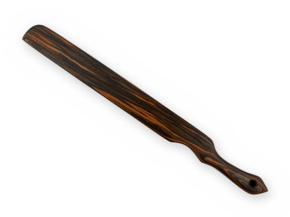 Langes Holz-Paddle mit flacher Seite und hellen Partien in der Maserung