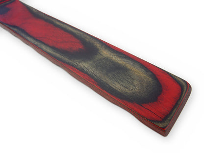 Glatte rot-schwarze Rückseite des langen Holz-Paddles
