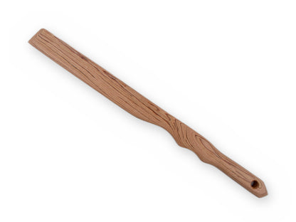 Langes Holzschwert mit flacher Seite und kräftiger rötlicher Maserung