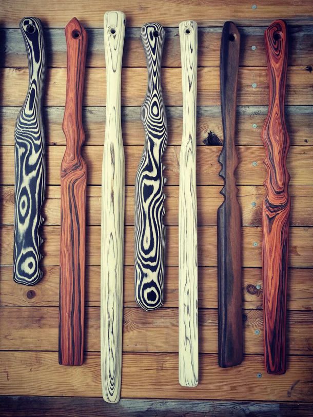 Lange Schwertpaddles aus Holz für BDSM Spanking-Sessions