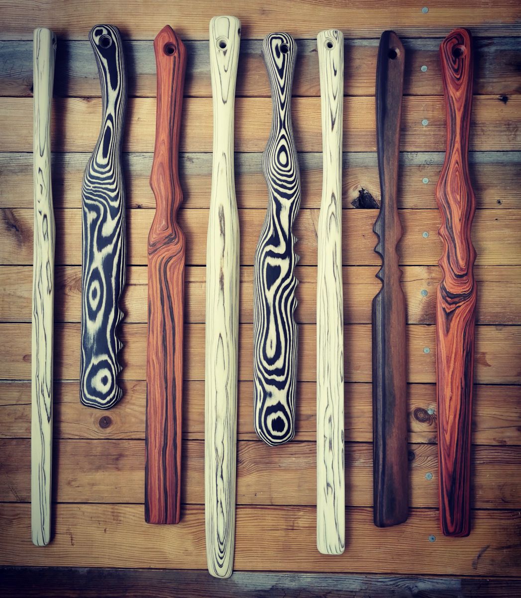 Schmerz-Schwerter für dumpfen Schmerz in der BDSM Session. Langschwerter aus Holz mit Reichweite.