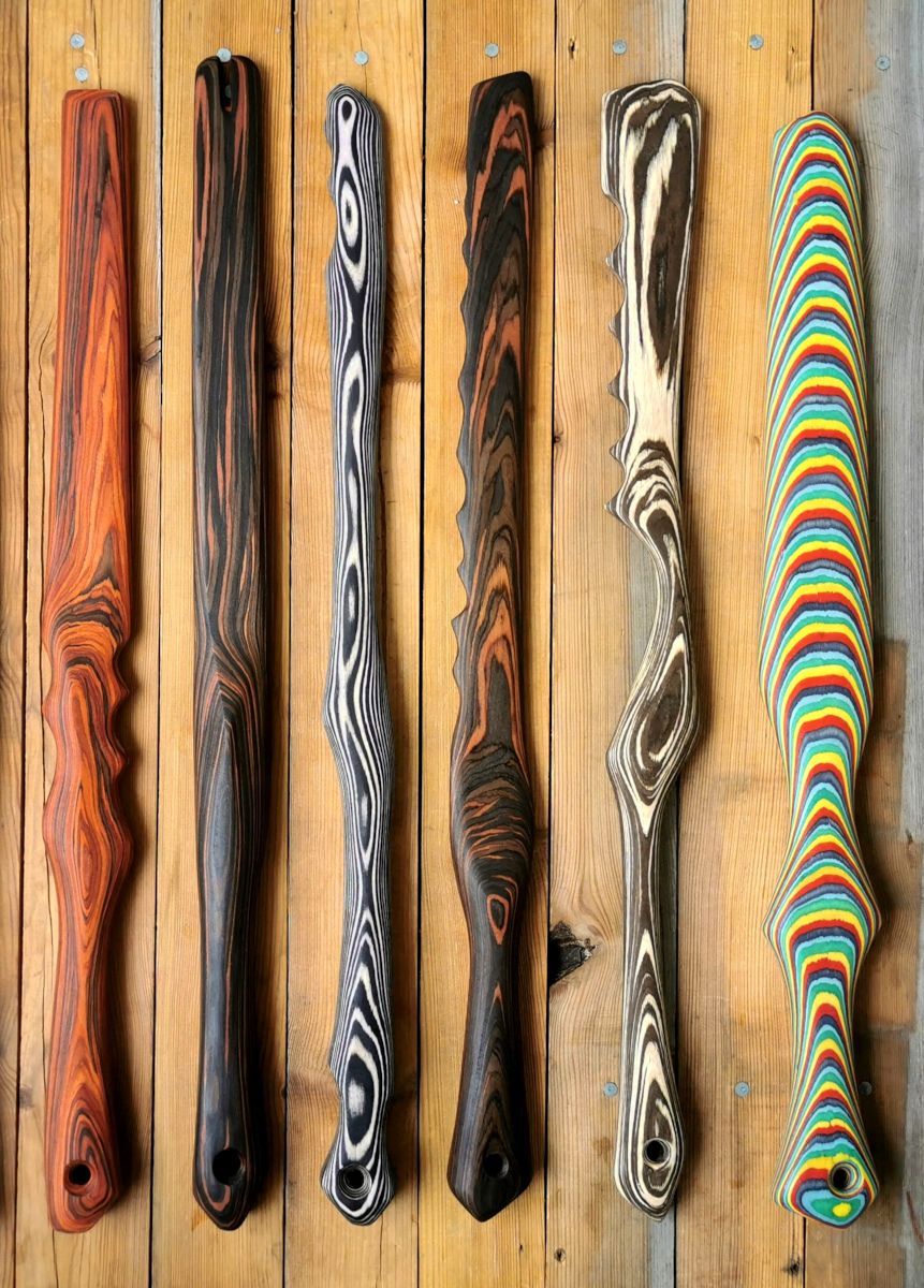 Schwertpaddles für die BDSM Session erzeugen dumpfen Schmerz. Langschwerter aus Holz in Individualfertigung.